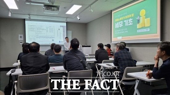 경기도의 플랫폼노동자 역량강화 및 안전교육 참가자들이 역량개발 교육을 받고 있다. /경기도