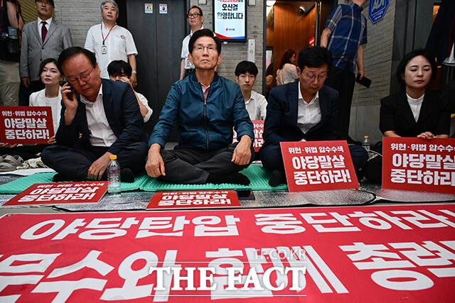 김문수 국민의힘 당대표 후보와 최고위원 후보들이 14일 서울 여의도 국민의힘 중앙당사에서 특검 압수수색 저지를 위한 무기한 농성을 하고 있다. 왼쪽부터 김재원 최고위원 후보, 김문수 당대표 후보, 손범규 최고위원 후보, 손수조 청년 최고위원 후보. /남윤호 기자