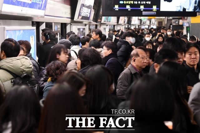 14일 정치권에 따르면 한국 자살률은 20년째 경제협력개발기구(OECD) 중 1위로 2000년 이후 더 나빠지고 있지만 자살 원인 분석을 위한 데이터가 미흡한 것으로 나타났다. 자살률이 줄어드는 주요 선진국들은 자살을 예방하기 위해 국가 차원 종합대책을 수립하고 지역사회 중심으로 대응하고 있다. 사진은 지난 1월 5일 서울 용산구 서울역 4호선 승강장에서 시민들이 열차를 탑승하는 모습. /사진=서예원 기자