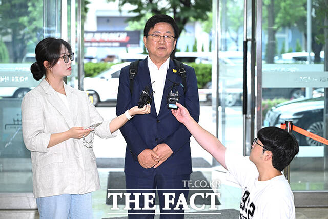 최교진 교육부 장관 후보자가 14일 오전 서울 여의도 한국교육시설안전원에 마련된 인사청문회 준비된 사무실로 출근하고 있다. /장윤석 기자