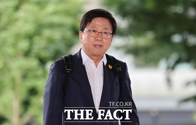 최교진 사회부총리 겸 교육부장관 후보자가 14일 오전 서울 여의도 한국교육시설안전원에 마련된 인사청문회 준비 사무실로 출근하고 있다./뉴시스