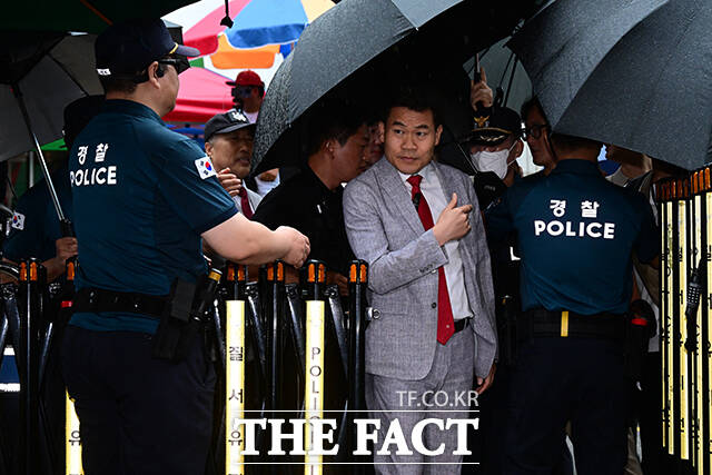 국민의힘은 14일 8·22 전당대회 대구·경북(TK) 합동연설회 도중 이른바 배신자 난동을 일으킨 전한길 전 한국사 강사에 대해 경고 처분을 결정했다. 전한길 전 한국사 강사가 14일 오전 서울 여의도 국민의힘 중앙당사에서 열리는 중앙윤리위원회의에 출석하며 취재진과 인터뷰하고 있다. /남윤호 기자