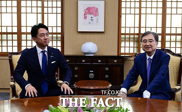 조현(오른쪽) 외교부 장관이 지난 11일 오후 서울 종로구 외교부 청사에서 고이즈미 신지로 일본 농림수산상을 면담하는 모습. /임영무 기자