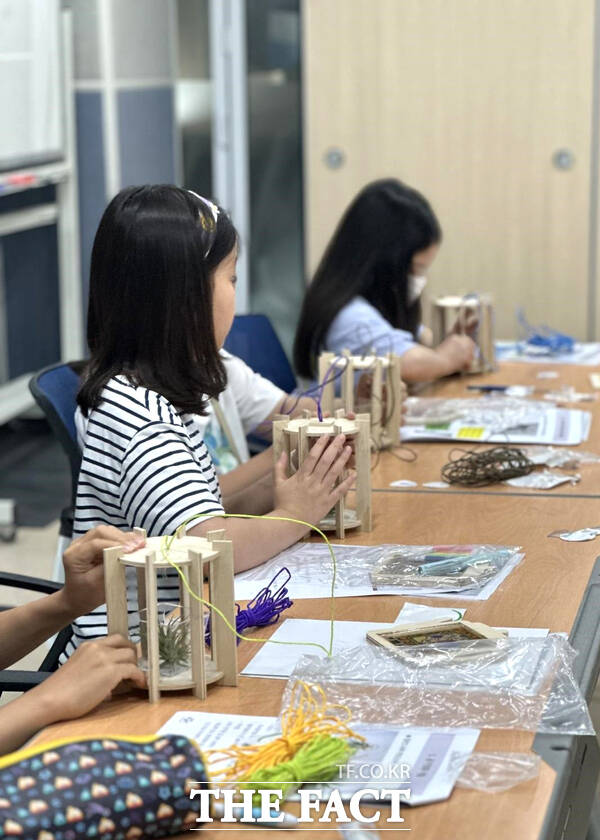 유성다과상 과학캠프:루미(LUMI)에 참여한 학생이 자동으로 작동되는 조도 센서 스마트 램프를 만들고 있다./대전 유성구