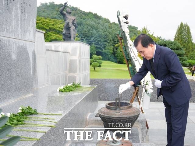 14일 기림의 날을 맞아 김지철 충남교육감이 국립망향의동산에 분향하고 있다. /충남교육청