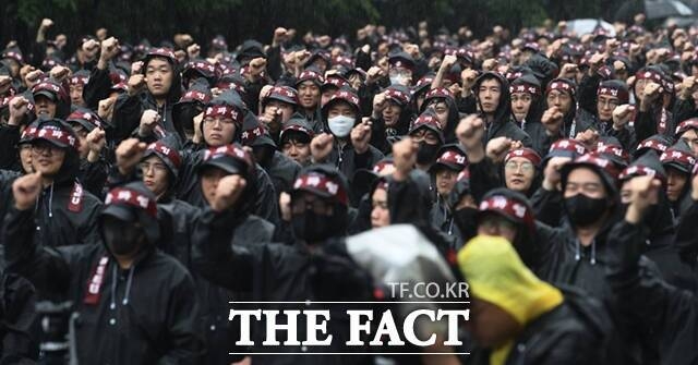 전국삼성전자노동조합 조합원들이 지난해 7월 경기 화성 삼성전자 화성사업장 정문 앞에서 열린 총파업 결의대회에서 구호를 외치고 있다. /더팩트 DB