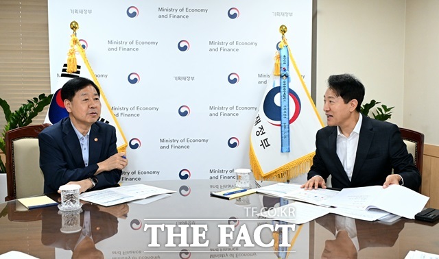 오세훈 서울시장이 14일 오전 구윤철 경제부총리와 면담하고 있다./서울시