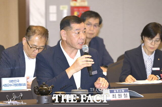 최원철 공주시장이 14일 부여 롯데리조트 사비홀에서 열린 ‘민선8기 4차년도 제1차 충청남도 시장·군수협의회’에 참석해 현안을 건의하고 있다. /공주시