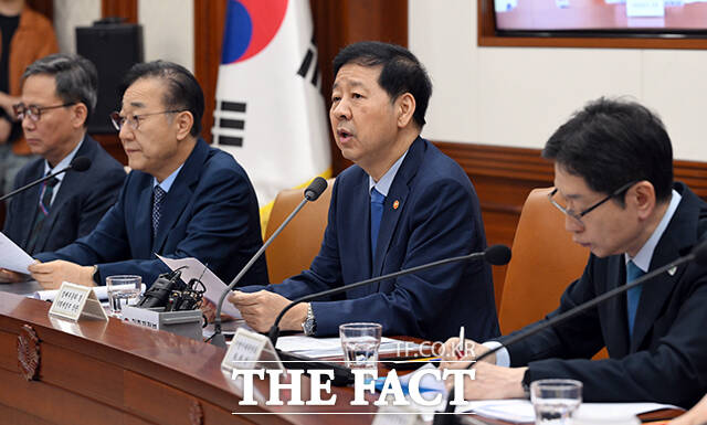 구윤철 부총리 겸 기획재정부 장관(가운데)이 14일 오전 서울 종로구 정부서울청사에서 열린 경제관계장관회의에 참석해 모두발언을 하고 있다. /임영무 기자