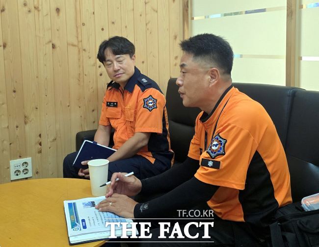 광명소방서 관계자가 소하동 아파트 사고 원인을 설명하고 있다./광명=김동선 기자