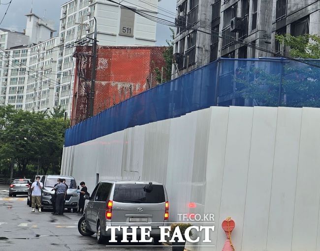 경찰이 사고 원인 조사를 위해 아파트로 들어가고 있다./광명=김동선 기자