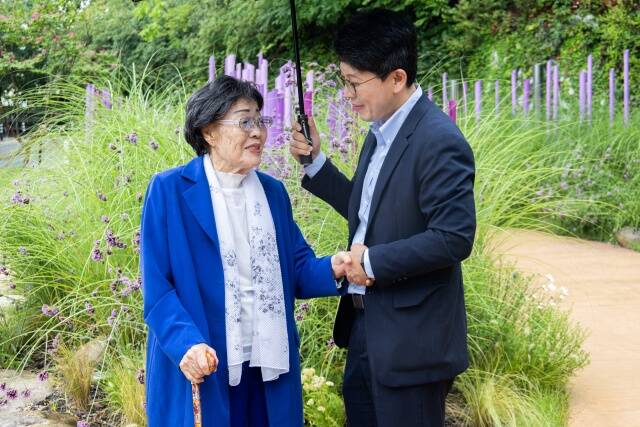 김병민 서울시 정무부시장이 13일 이용수 할머니와 함께 지난 7월 재조성된 ‘기억의 터’를 둘러보고 있다. /서울시