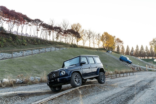 메르세데스-벤츠코리아가 고객을 위한 트랙 및 오프로드 드라이빙 프로그램 메르세데스-AMG 익스피리언스와 메르세데스-벤츠 SUV 익스피리언스의 2025년 하반기 참가 접수를 시작한다고 14일 밝혔다. /메르세데스-벤츠코리아