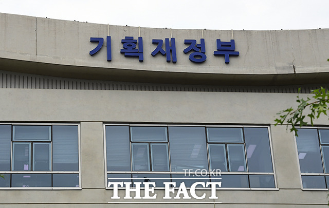 14일 기획재정부가 유류세 한시적 인하 조치를 10월 말까지 추가 연장한다고 밝혔다. /더팩트 DB