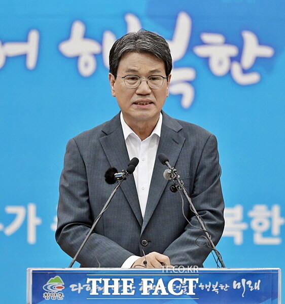 김돈곤 청양군수가 14일 군청 대회의실에서 언론브리핑을 갖고 지천댐 건설에 대해 피해를 강요하는 방식은 반대라는 기존 입장을 발표하고 있다. /청양군