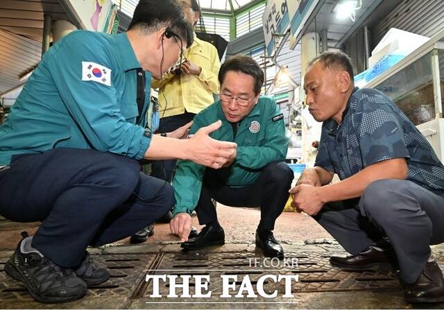 유정복 인천시장(가운데)이 14일 서구 강남시장에서 호우 피해 현장을 점검하고 있다./인천시