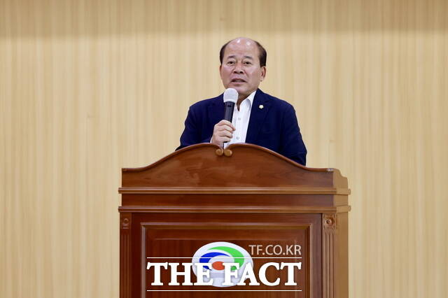 육종영 대표의원이 개회사를 하고 있다./천안시의회