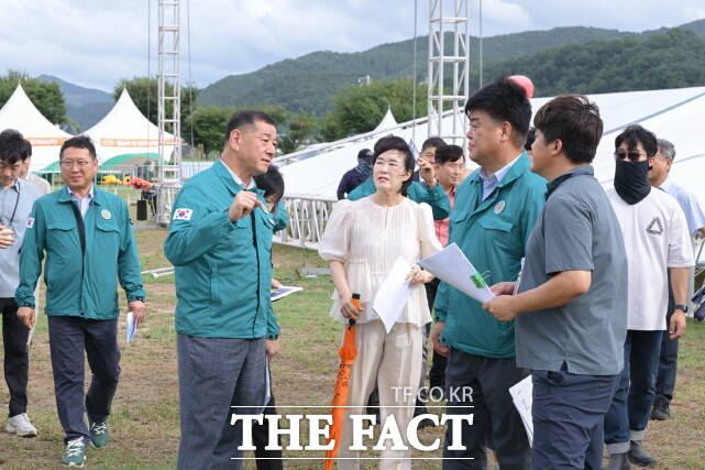 최원철 공주시장이 13일 행사장 안전과 시설 점검을 포함한 현장 점검을 갖고 있다. /공주시