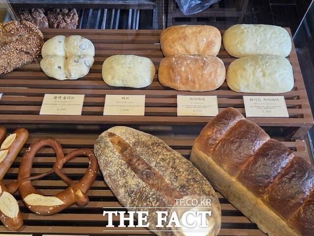 최근 바게트, 치아바타, 포카치아, 깜빠뉴 등 식사빵에 대한 소비자 수요가 다양해지고 있다. 사진은 서울시 영등포구 여의도역 인근 식사빵 가게의 매대 모습 /우지수 기자