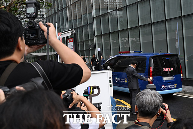 구속 후 첫 조사 특검 조사 출석하는 김건희 씨 탑승 차량.