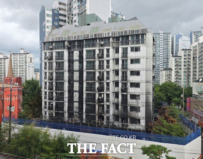 화재로 그을린 광명시 소하동 오크팰리스 아파트 전경./광명=김동선 기자