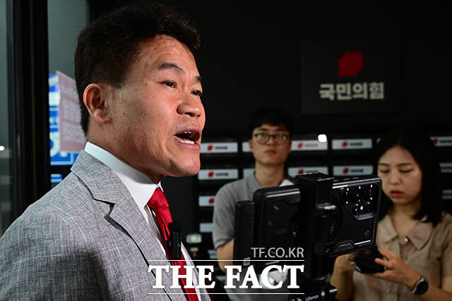 이날 국민의힘 윤리위원회는 대구·경북 전당대회 합동연설회에서 소란을 피운 전한길 씨에 대한 징계 수위를 결정한다. 사진은 중앙윤리위원회회의에 출석해 소명을 앞둔 전한길 전 강사의 모습.