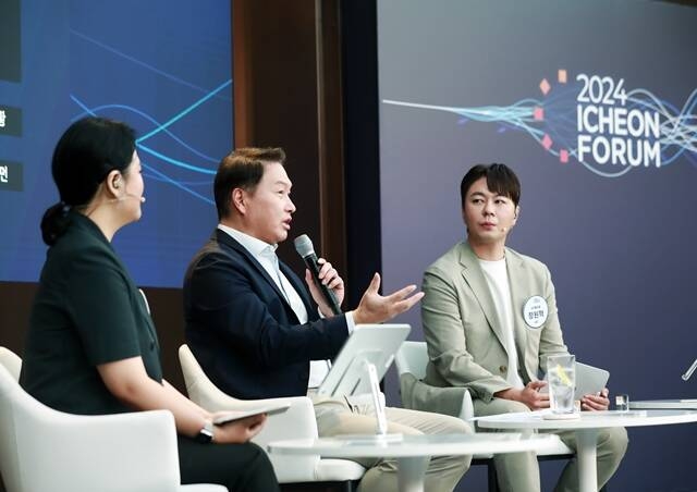 최태원 SK그룹 회장이 지난해 8월 서울 광진구 워커힐 호텔에서 열린 2024 이천포럼에서 구성원들의 질문에 답하고 있다. /SK그룹