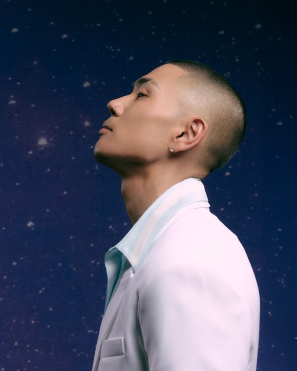 프로듀서 겸 R&B 싱어송라이터 빈스가 신곡 차차차를 발표한다. 차차차에는 설운도의 대표곡 다함께 차차차가 샘플링됐으며 지드래곤이 피처링으로 참여했다./더블랙레이블