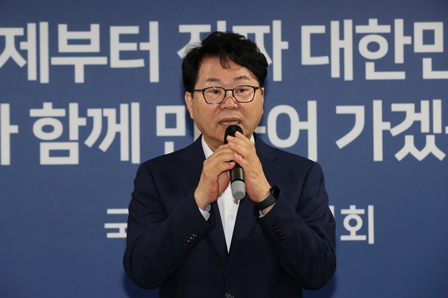 이한주 국정기획위원회 위원장은 14일 정부서울청사 창성동 별관에서 진행된 해단식 모두발언에서 여러분들이 한 작업이 대통령님과 함께 절반의 성공, 그다음 정권 재창출로 이어지는 그런 10년의 꿈이 이루어졌으면 좋겠다고 밝혔다. /국정기획위원회