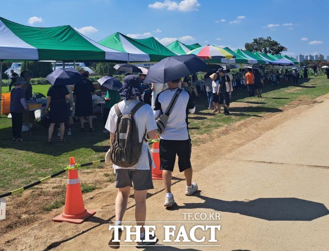 시흥시 농부장터에서 시민들이 농산물을 사고 있다./시흥시