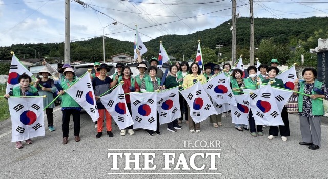 정읍시 새마을회가 제80주년 광복절을 맞아 전 읍·면·동을 돌며 나라사랑 태극기 달기 운동을 펼치며 지역 사회에 애국의 물결을 일으켰다. /정읍시