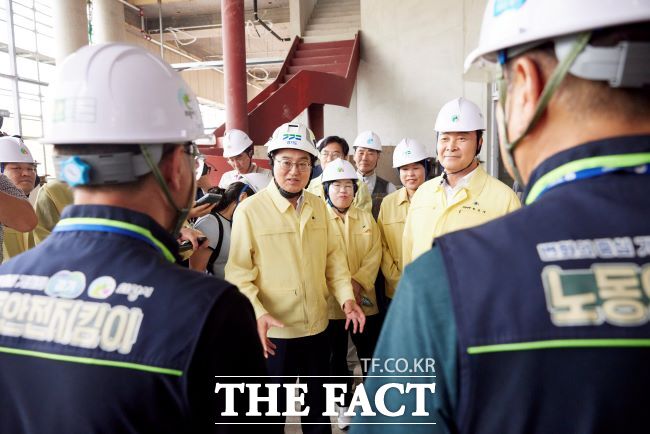 14일 오후 김동연 경기도지사가 의왕시 학의동 건설현장을 방문해 건설업 산업재해 취약요인 점검을 하고 있다./경기도