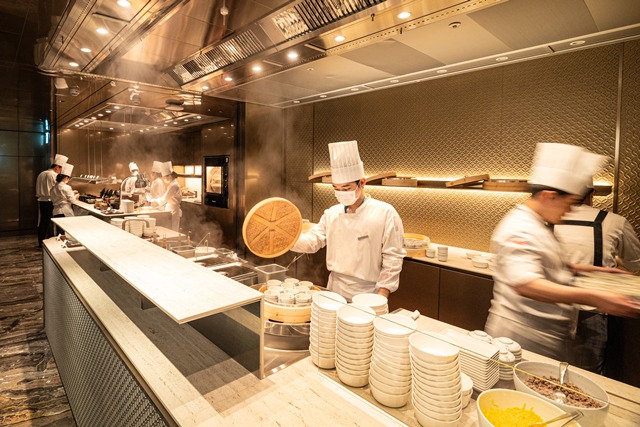 라이브 스테이션에서는 피자·크루아상·소고기 스테이크 등 양식과 김밥·떡국·잔치국수 등 한식을 현장에서 조리해 제공한다. /대한항공