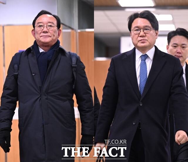 송철호 전 울산시장(왼쪽)과 황운하 조국혁신당 원내대표가 4일 오전 서울 서초구 서울고등방법원에서 열린 문재인 정부 당시 청와대의 울산시장 선거 개입 의혹 사건 2심 선고 공판에 출석하고 있다. /이새롬 기자