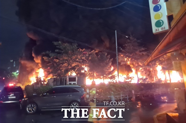 지난 7월 17일 광명시 소하동 오크팰리스 아파트에 화재가 발생해 불이 번지고 있다./광명소방서