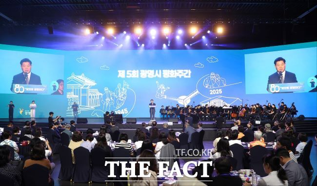 박승원 광명시장이 제5회 광명시 평화주간 개막식에서 발언하고 있다./광명시