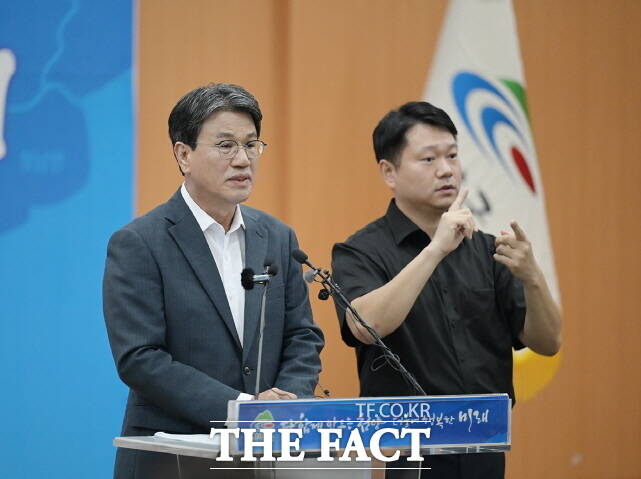 김돈곤 군수가 14일 군청 대회의실에서 언론브리핑을 갖고 있다. /청양군