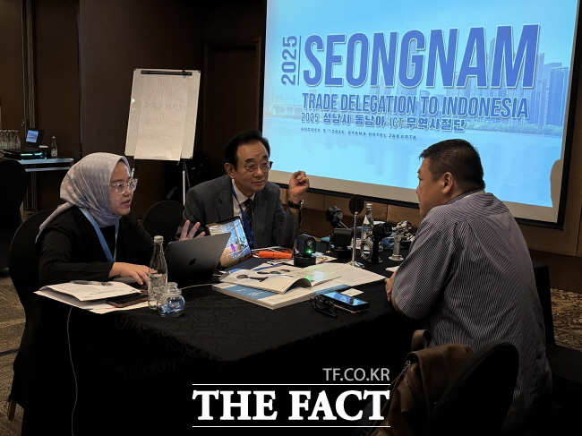 지난 5일 열린 인도네시아 수출상담회에서 성남 지역 한 기업 관계자가 해외 바이어와 미팅을 하고 있다. /성남시