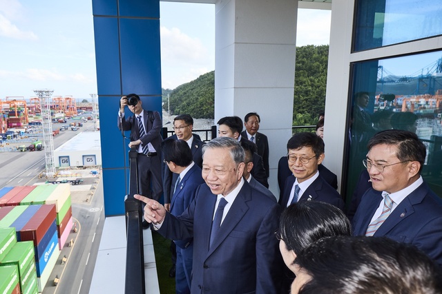 지나 13일 또 럼 베트남 당서기장(손든 사람)과 김남정 동원그룹 회장(가장 오른쪽)이 동원글로벌터미널부산 현장을 둘러보고 있다. /동원그룹