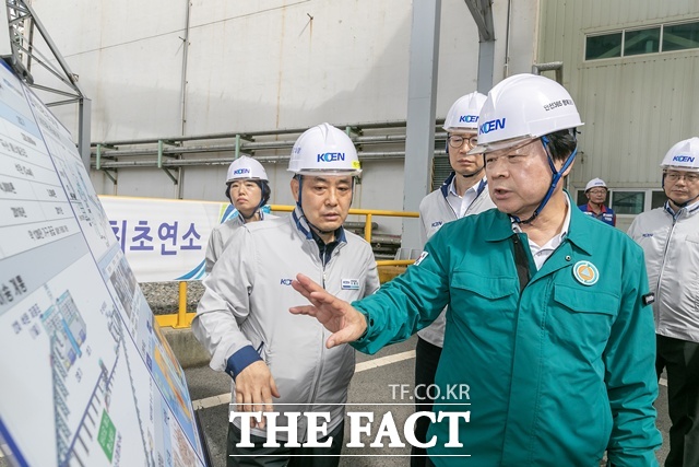 강기윤 한국남동발전 사장이 여수발전본부를 찾아 안전은 비용이 아닌 투자라는 생각으로 예산을 적극 투입해 안전을 선제적으로 확보할 것을 주문하며 현장경영을 하고 있다. /한국남동발전