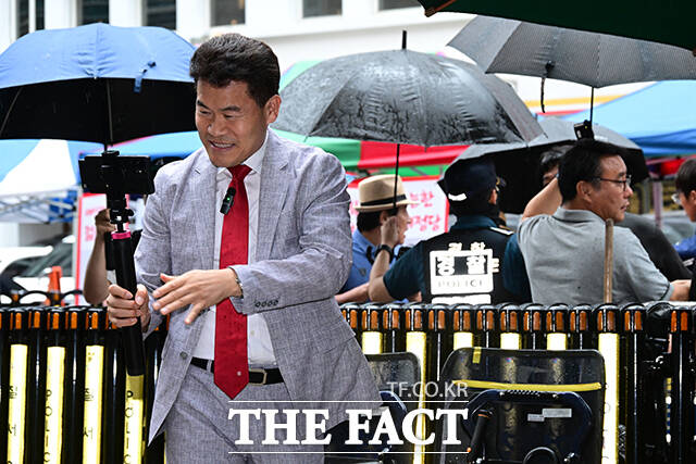 전한길 전 한국사 강사가 14일 오전 서울 여의도 국민의힘 중앙당사에서 열리는 중앙윤리위원회의에 출석하고 있다. /남윤호 기자