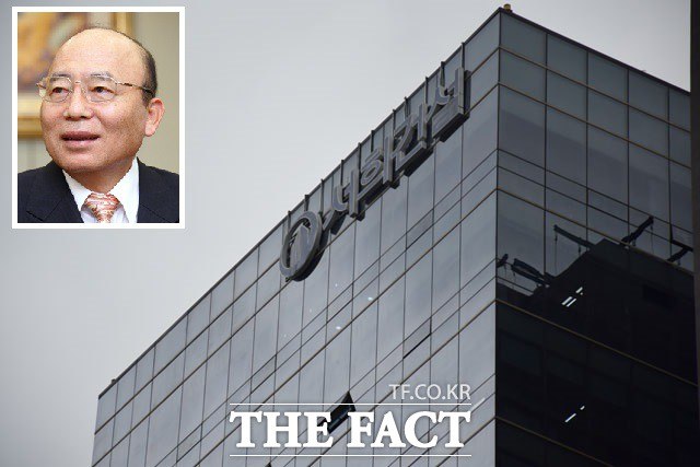 중견 건설사 서희건설이 최근 김건희 여사에게 고가의 목걸이를 선물했다는 의혹부터 현직 임원의 비리 사건 연루 등 각종 논란이 겹치며 위기를 맞았다. 왼쪽 위는 이봉관 서희건설 회장. /더팩트 DB