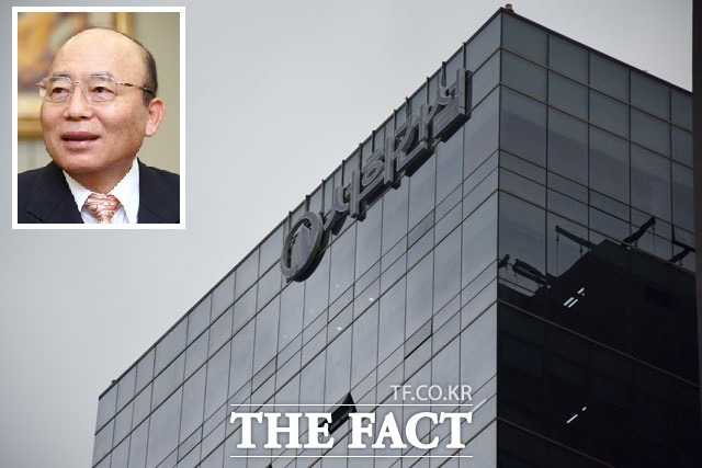 이봉관 서희그룹 회장이 지난해 6월 서희건설의 지뢰 제거 사업 진출 이후 주식을 의도적으로 매각해 차익을 챙겼다는 의혹이 제기되고 있다. /더팩트DB