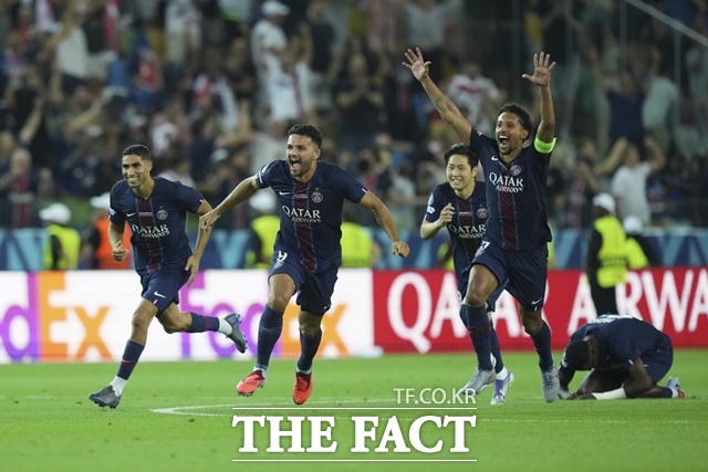 PSG의 이강인이 14일 토트넘과 2025 UEFA슈퍼컵에서 후반 40분 만회골로 한국인 첫 슈퍼컵 골을 기록했다. 승부차기에서 4-3 승리를 거둔 직후 환호하는 이강인과 PSG선수들./우디네(이탈리아)=AP.뉴시스