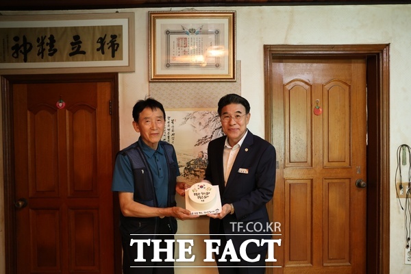 이응우 계룡시장이 지난 13일 독립유공자 후손 한상빈 선생 댁을 위문했다./계룡시