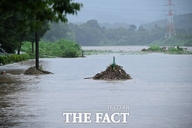 중부지방을 중심으로 호우특보가 내려진 13일 오후 경기 고양시 덕양구 공릉천 문화체육공원이 물에 잠겨있다. /고양=박헌우 기자