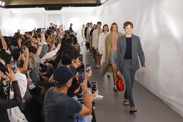 한섬은 최근 2026년 S/S 파리 패션위크에 참가해 2026년 S/S 파리 패션위크 신제품을 선보였다. /한섬