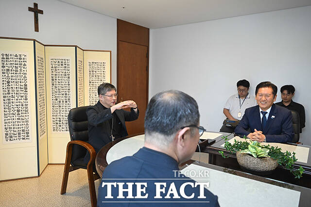 정청래 더불어민주당 대표(오른쪽)가 14일 오후 서울 중구 한국천주교서울대교구청에서 서울대교구장 정순택 대주교를 예방해 대화를 나누고 있다. /국회사진기자단