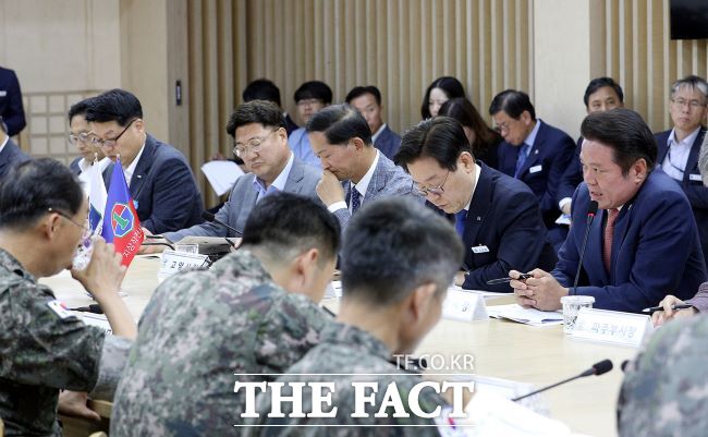 최대호 안양시장(가운뎃줄 오른쪽)이 지난 2019년 6월 20일 이재명 당시 경기도지사, 지상작전사령부와의 박달스마트밸리 조성 관련 정책간담회에서 발언하고 있다. /안양시