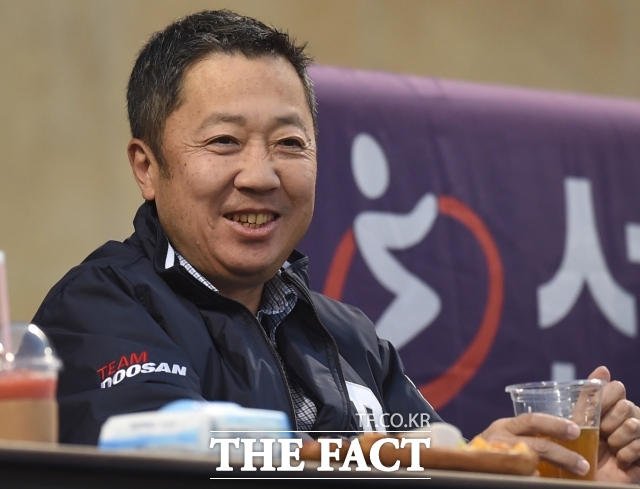 박정원 두산그룹 회장은 올해 상반기 급여로 17억5300만원, 상여 145억5700만원 등 총 163억1000만원을 받았다. /더팩트 DB